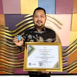 Bupati Gresik Fandi Akhmad Yani menunjukkan penghargaan dari Mendes PDTT RI. Foto: Ist.