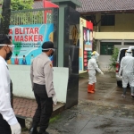 Petugas melakukan penjemputan pasien konfirmasi positif Covid-19 untuk dibawa ke rumah karantina. (foto: ist)