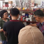 Anggota Satpol PP Pamekasan saat menyosialisasikan siroleg di Kecamatan Pasean dan Batu Marmar. 
