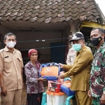 Wakil Bupati Pauruan KH Mujib Imron saat menyerahkan bantuan kepada korban bencana banjir.