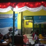Anak-anak belajar malam hari di Yayasan Kampung Ilmu Bojonegoro. Mereka pun mengaji dan salat berjemaah. foto: eky nurhadi/BANGSAONLINE 