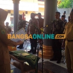 Suasana pelantikan PJ Kepala Desa Ngulan Wetan yang dilakukan Camat Pogalan. Foto: HERMAN SUBAGYO/BANGSAONLINE