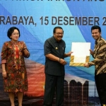 Gubernur Jatim Soekarwo menyerahkan DPA TA 2018 secara langsung kepada Bupati Trenggalek Emil Dardak di Gedung Negara Grahadi Surabaya.