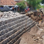 Pembangunan bronjong di lingkungan Satak, Desa Manaruwi, Bangil.