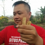 Tim eskavasi yang menunjukkan temuan berupa uang gepeng dan pasak. (foto: ist).