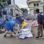 Suasana ketika PMII Tuban menggelar demo di kantor bupati.