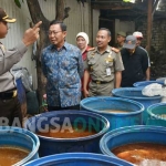 Bupati Fathul Huda didampingi Kapolres Tuban, AKBP Fadly Samad saat meninjau lokasi penggrebekan. foto: GUNAWAN/ BANGSAONLINE