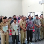 Wawali Sofyan Edi J, didampingi Kepala Kantor Pertanahan Kota Malang H Masduki SH, foto bersama warga penerima sertifikat PTSL. Foto: IWAN IRAWAN/BANGSAONLINE