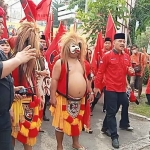 Pengurus DPC PDIP Sidoarjo saat mendaftarkan bacaleg ke KPU. Foto: Ist
