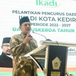 Wali Kota Kediri, Abdullah Abu Bakar, saat memberi sambutan di Pelantikan Pengurus Daerah Ikadi Kota Kediri periode 2022-2027. Foto: Ist