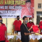 Ketua DPC PDI Perjuangan Kabupaten Kediri, Murdi Hantoro (kanan) dalam acara konsolidasi partai. (foto: ist.)