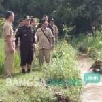 Wakil Bupati Kediri Masykuri bersama BPBD meninjau lokasi sungai yang sering meluap hingga memasuki pemukiman warga. foto: arif kurniawan/ BANGSAONLINE