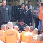 Kapolres Blitar Kota AKBP Argowiyono menikmati tumpeng bersama dengan tahanan dalam momen HUT Bhayangkara ke-76.