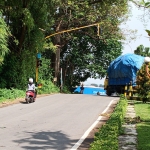 Kondisi TL di pertigaan Desa Kembangan, Kecamatan Kebomas, yang sudah lama tak berfungsi. foto: SYUHUD/ BANGSAONLINE