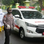 Petugas saat melakukan evakuasi 16 pasien Covid-19 ke Rumah Isolasi Pemkot Blitar. (foto: ist)