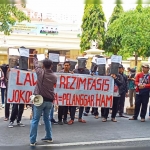 Aktivis PMII ketika demo di depan kantor DPRD Gresik. foto: SYUHUD/ BANGSAONLINE