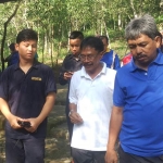 Moh. Nur Arifin (paling kiri) usai coffe morning di Paseban Hutan Kota Trenggalek. foto: Herman Subagyo/ BANGSAONLINE
