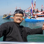 Wali Kota Pasuruan Saifullah Yusuf saat melepas peserta sedekah laut.