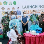 Bupati Baddrut Tamam bersama Forpimda menyaksikan vaksinasi dalam launching pastana di dua pasar tradisional di Kabupaten Pamekasan. 