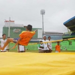 Salah satu peserta lomba lompat tinggi di Kejuaraan PASI Kota Malang.