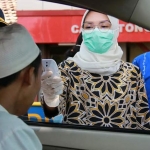 Bupati Probolinggo, Hj. Tantriana Sari saat mengecek suhu tubuh pengendara di pintu masuk Rest Area Tongas.