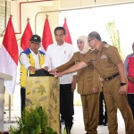 Presiden Jokowi didampingi Menteri PUPR Basuki Hadi Mulyono, Gubernur Jatim Khofifah Indar Parawansa, dan Pj Wali Kota Batu Aries Agung Paewai saat meresmikan Pasar Induk Among Tani.