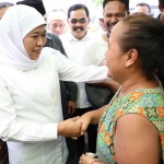 Gubernur Khofifah melakukan peninjauan stok dan harga sembako di Pasar Tanggulangin, Sidoarjo. foto: ist.