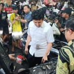 Wagub Jatim Emil Dardak saat meninjau Bengkel Libra Motor di Jalan Raya Manyar, Surabaya, Rabu (5/11/2025). Bengkel Libra menjadi salah satu bengkel yang ditunjuk Pertamina untuk menangani keluhan motor brebet usai mengisi BBM jenis Pertalite.