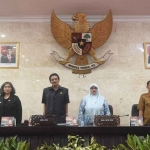 Pj Wali Kota Zanariah (kiri) bersama para pimpinan dewan. Foto: Ist