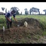 Warga saat membuat kuburan dan memasang nisan di areal persawahan. foto: AKINA/ BANGSAONLINE