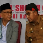 Bupati Sumenep Achmad Fauzi (kanan) bersama penceramah KH. Sholeh Qosim.