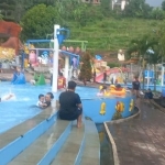 Pengunjung destinasi wisata Padusan dan Ubalan Pacet, Mojokerto.
