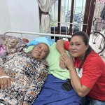 Tetap berjuang dan optimis. Sri (kiri) saat menjalani pengobatan kanker. (Ist)