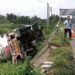 Kondisi truk sebelum dievakuasi petugas. foto: soewandito/ BANGSAONLINE