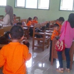 Wali murid saat mengatar anaknya masuk sekolah. foto: SOFFAN/ BANGSAONLINE