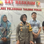 Orang tua korban, bersama Kapolres Pelabuhan Tanjung Perak, AKBP Herlina dan Kanit Jatanras Polres Pelabuhan Tanjung Perak, Ipda Mustofa saat pers rilis di mapolres setempat, Rabu (15/11/2023)