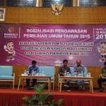 Ketua Bawaslu Sidoarjo Haidar Munjid membuka acara sosialisasi pengawasan partisipatif Pemilu 2019 dengan jurnalis, Senin (18/3). foto: MUSTAIN/ BANGSAONLINE