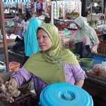 Kegiatan pedagang di Pasar Pahing, Kota Kediri. foto: MUJI HARJITA/ BANGSAONLINE