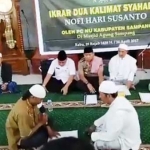 Prosesi pengucapan dua kalimat syahadat. foto: BAHRI/ BANGSAONLINE