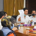 Wali Kota Kediri Abdullah Abu Bakar (pegang kertas laporan) saat memimpin rapat melalui Video Conference. 