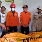 Jenazah ARS disemayamkan di rumah duka usai dievakuasi Tim SAR. Foto: AAN AMRULLOH/ BANGSAONLINE