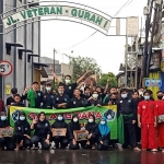 Para Pendekar Pagar Nusa Kabupaten Kediri saat menggelar aksi galang dana untuk korban bencana di Kabupaten Nganjuk. (foto: ist)