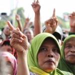 KAMPANYE AKBAR: Pendukung  Huda-Noor mengacungkan jari telunjuk sebagai simbol mendukung paslon nomor 1 saat hadir di Kampaye Akbar di Lapangan GOR Tuban. foto: suwandi/ BANGSAONLINE