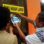Petugas BNN Kota Mojokerto saat menyosialisasikan bahaya narkoba di instansi pemerintah dengan memasang stiker stop narkoba di DKP setempat. foto: yudi eko purnomo/ BANGSAONLINE