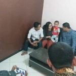 Wali Kota Abdullah Abu Bakar saat menjenguk Abian di RS Aura Syifa, Kediri.