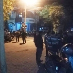 Sejumlah awak media berkumpul di depan Kantor Dinas PU Tulungagung. foto: FERI/ BANGSAONLINE 