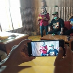 Para nasabah saat ditemui Kepala Kantor Cabang Asuransi Bumi Putera Ponorogo Erni Wijayanti.