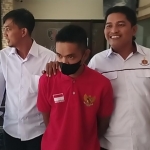 Sipul (24), tersangka pemerkosaan saat digelandang oleh Anggota Polres Pamekasan.