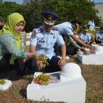 Kalapas Tuban, Siswarno saat tabur bunga di makam pahlawan Ronggolawe.