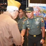 Dandim 0831/Surabaya Timur, Letkol Inf La Ode Muhammad Nurdin menyalami para veteran.